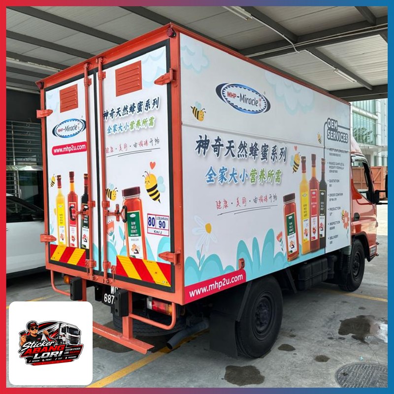 Lori box-truck dengan side panel sticker brand China